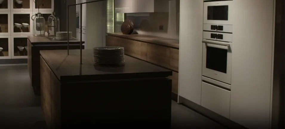 Kleine donkere keuken