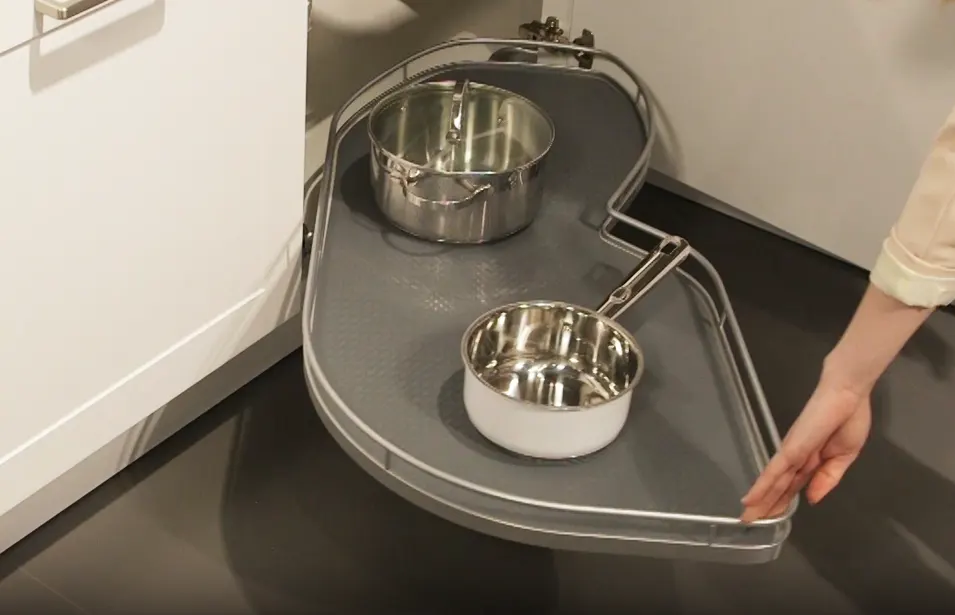 Praktische opbergsystemen zorgen voor gemak in een kleine keuken