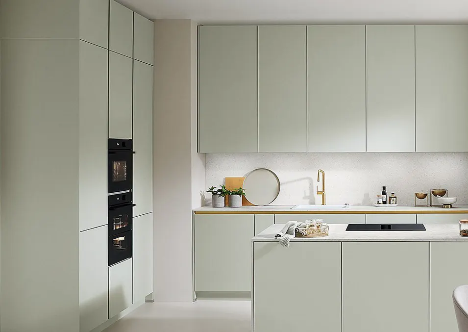 Slimme indeling voor een kleine keuken met kasten tot het plafond