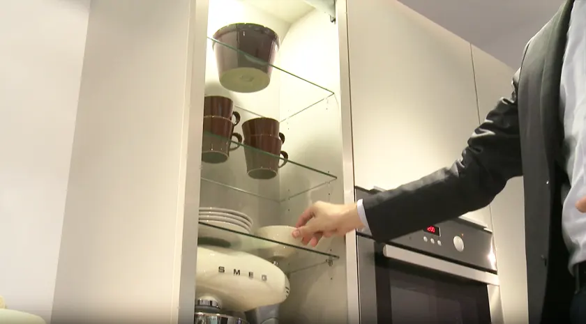 Verkoper in een keukenzaak Verkoper in een keukenzaak