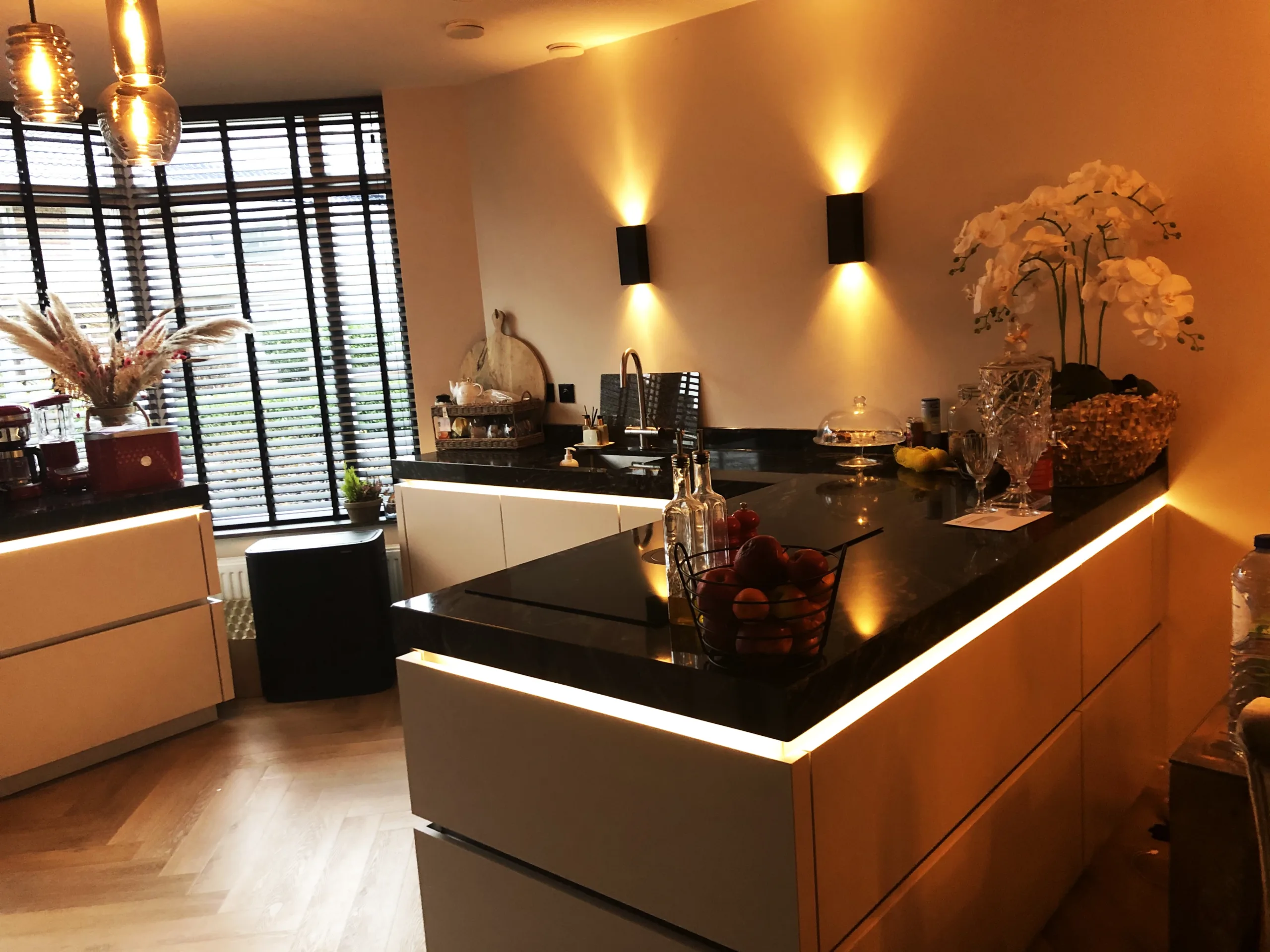 Warme keuken met verlichting en schiereiland Warme keuken met verlichting en schiereiland