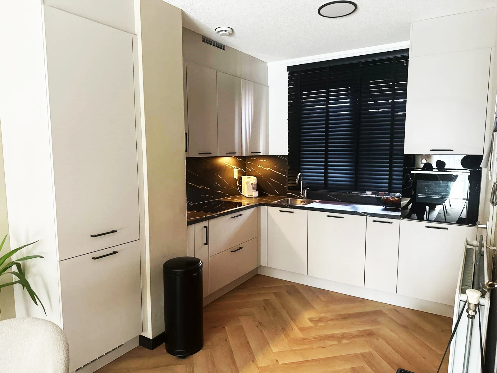 Hoekkeuken met marmerlook werkblad Hoekkeuken met marmerlook werkblad