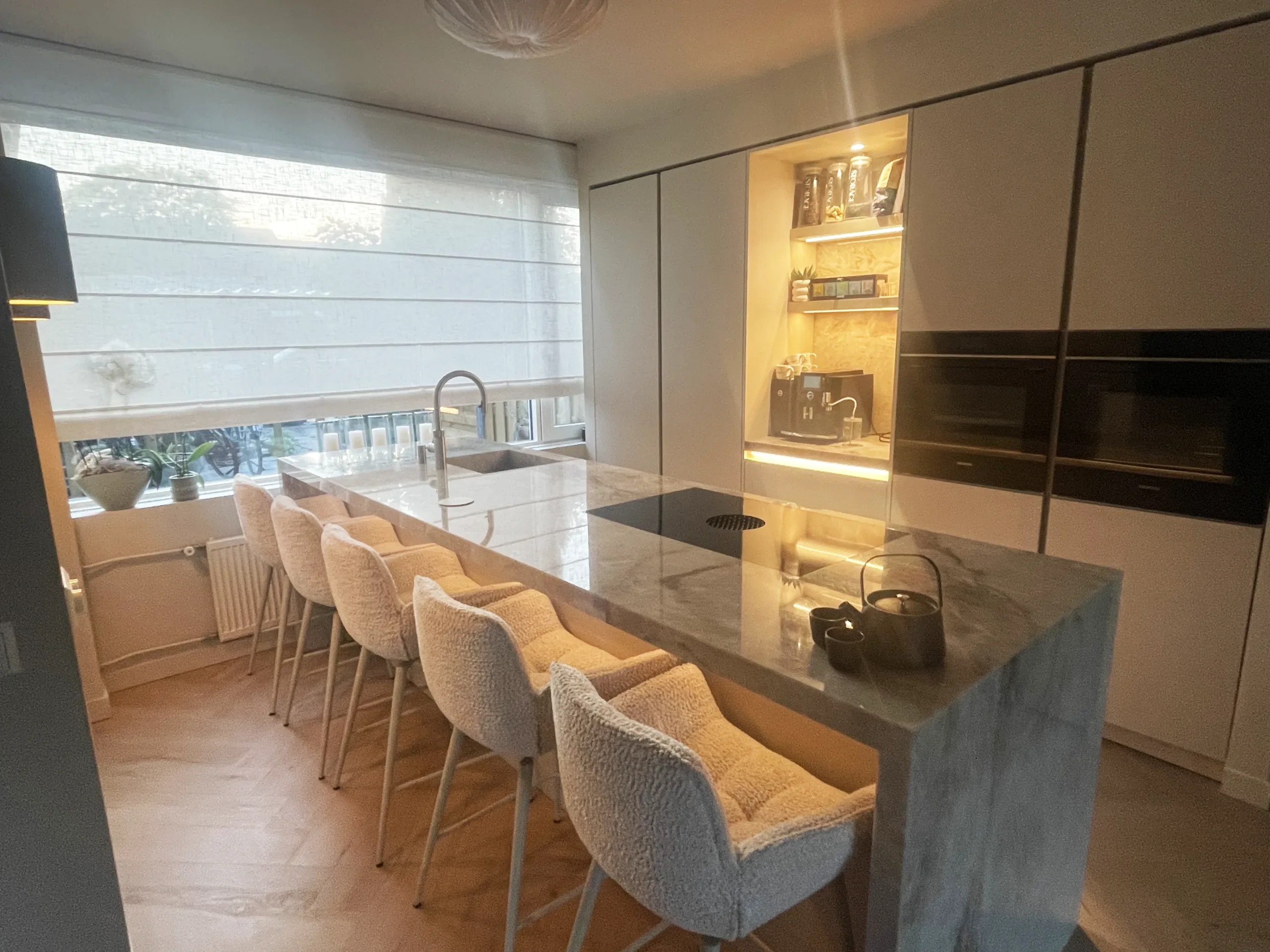 Keuken met kookeiland met ingebouwde afzuiging en waterval werkblad (1/2) Keuken met kookeiland met ingebouwde afzuiging en waterval werkblad (1/2)