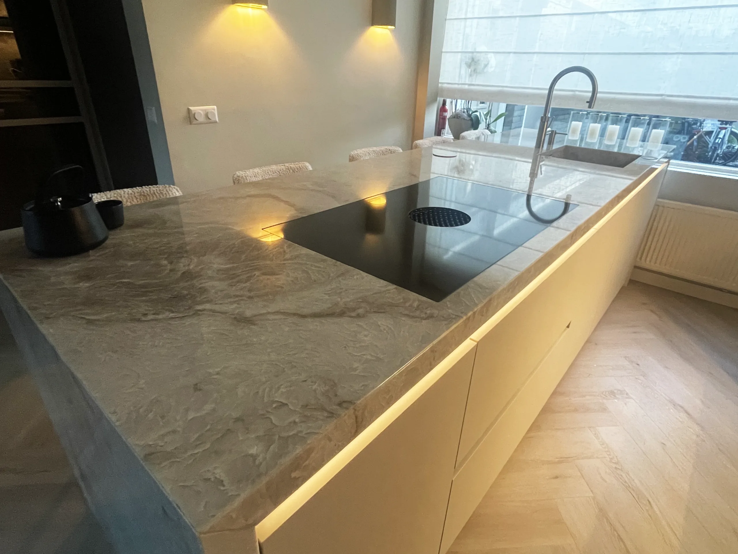 Kookeiland met verlichting en ingelegde kookplaat met afzuiging (2/2) Kookeiland met verlichting en ingelegde kookplaat met afzuiging (2/2)